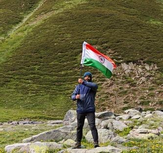 पिन-भाबा ट्रेक के दौरान तिरंगे के साथ एक यादगार क्षण