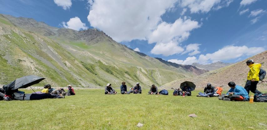 पिन वैली में ट्रेकर्स का विश्राम और हिमालयी घास का मैदान