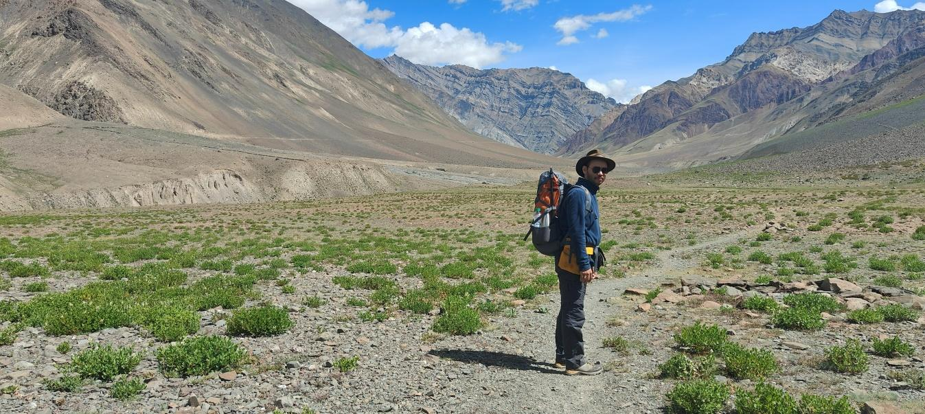 स्पीति की विरल पिन वैली में उतरता ट्रेकर