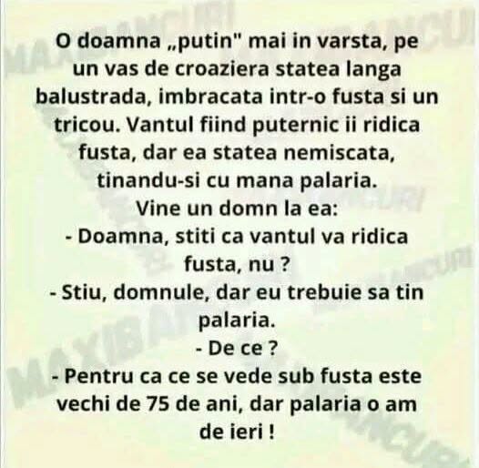 Doamna puțin mai în vârstă pe vasul de croazieră