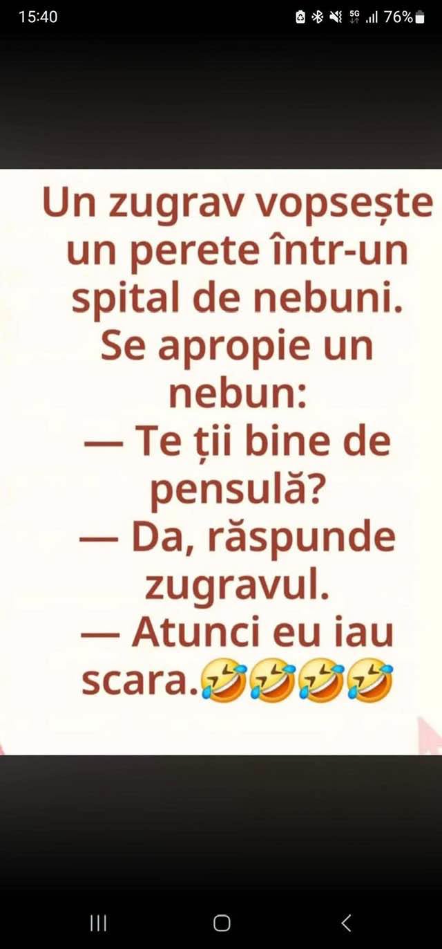 Un zugrav vopsește un perete într-un spital de nebuni