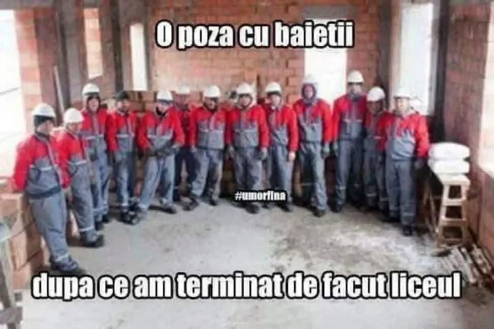 O poză cu băieții după ce am terminat de făcut liceul