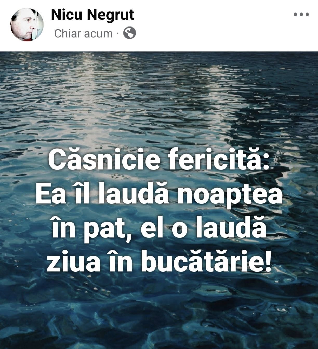 Căsnicie fericită: ea îl laudă noaptea în pat, el o laudă ziua în bucătărie