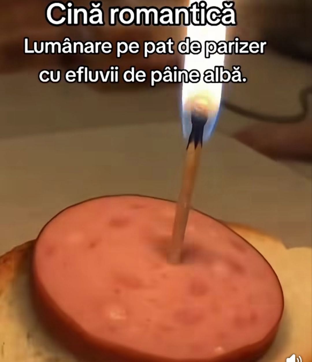 Cină romantică: lumânare pe pat de parizer, cu efluvii de pâine albă
