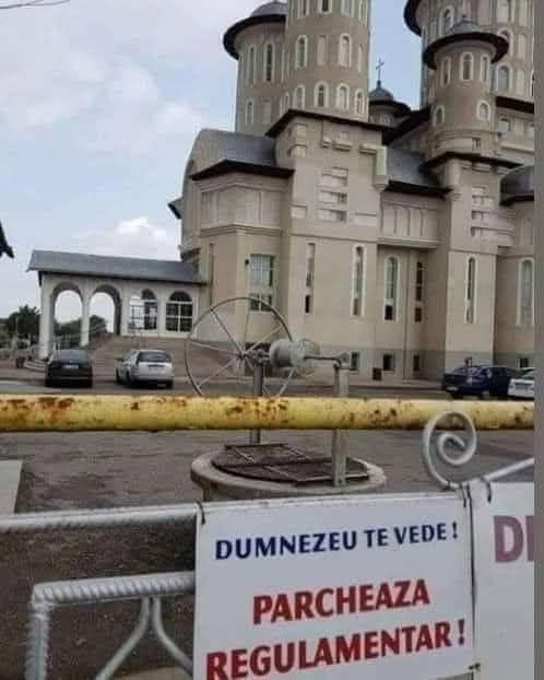 Dumnezeu te vede! Parchează regulamentar!