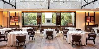 Interior de un restaurante elegante