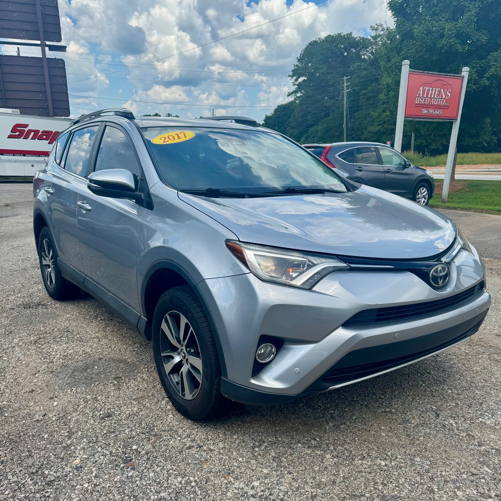 2017 Toyota RAV4 – photo 2
