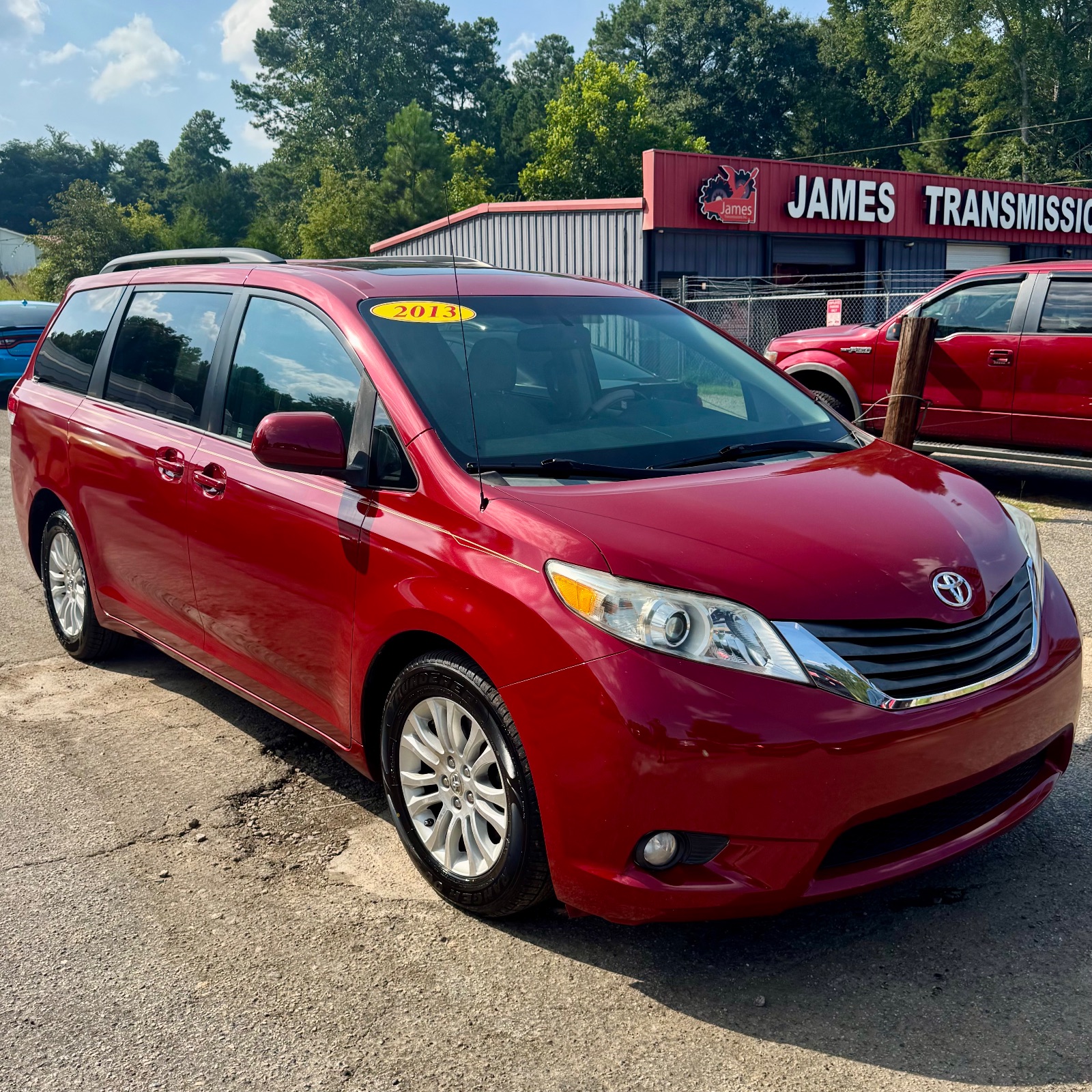 2013 Toyota Sienna – photo 2