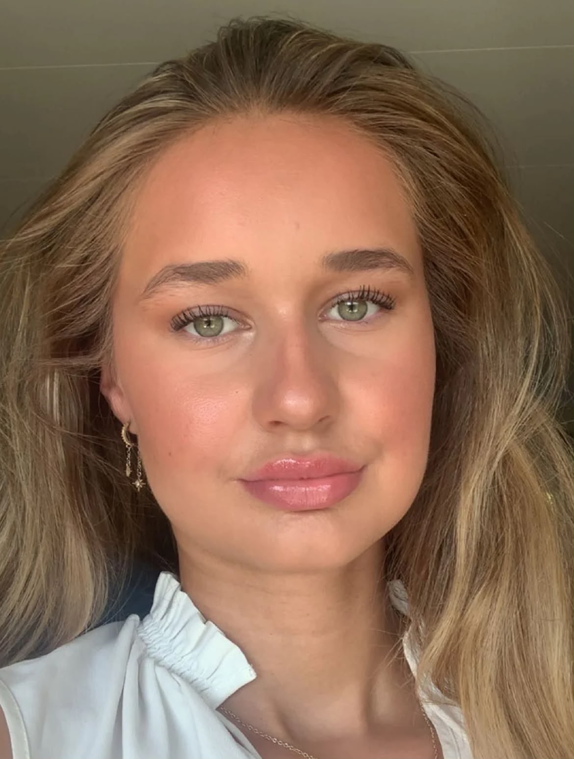 Mia, 23