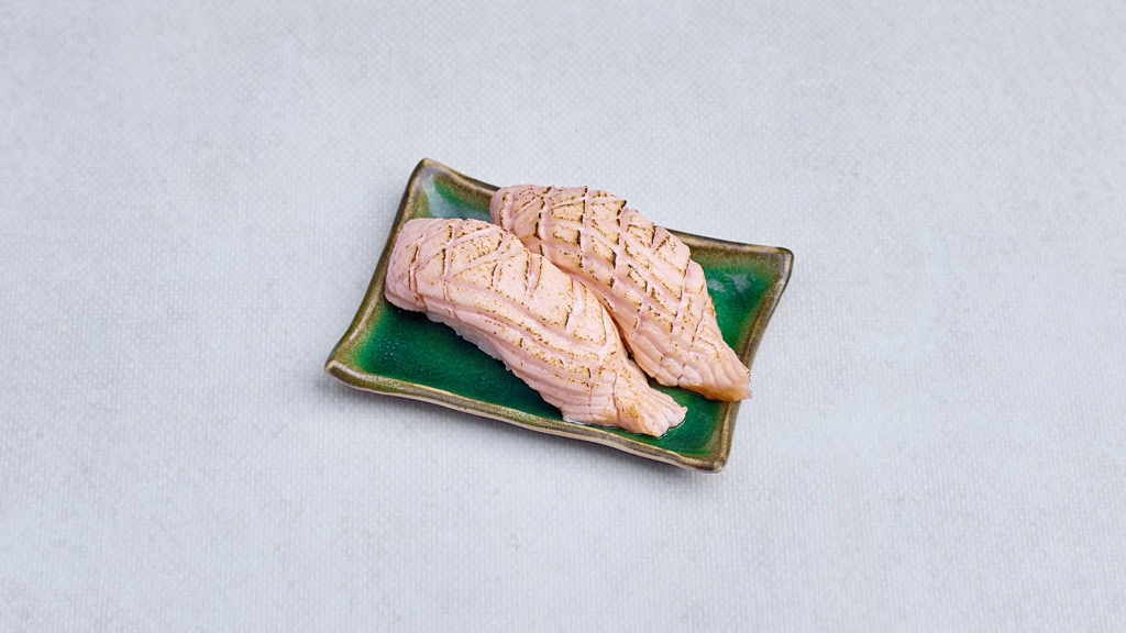 Nigiri z opalonym łososiem (2 szt.)