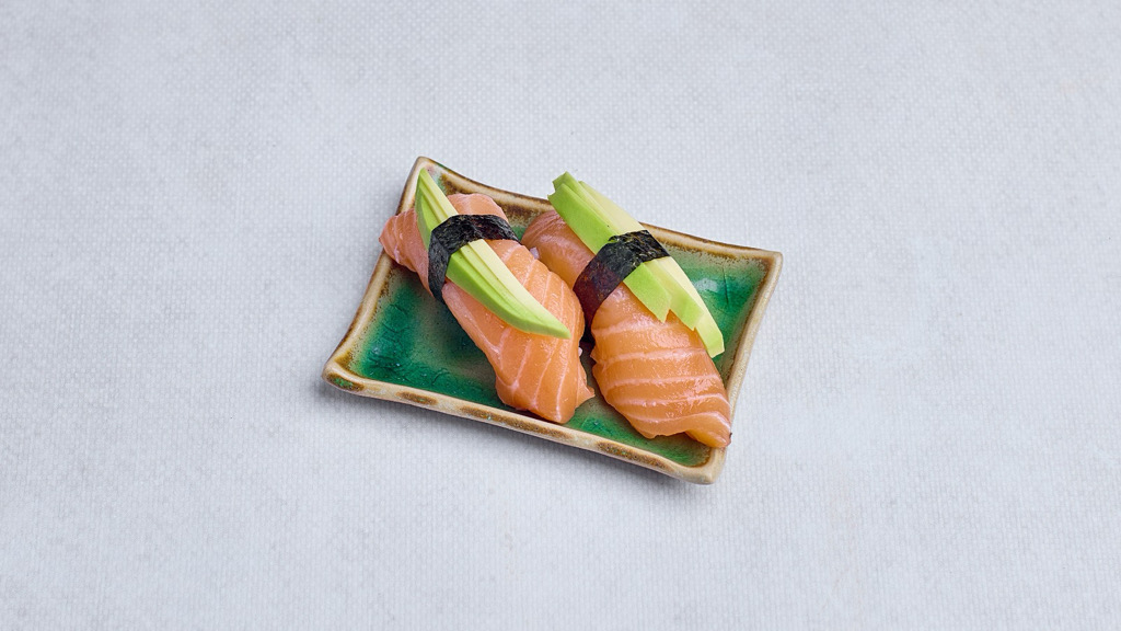 Nigiri z łososiem i awokado (2 szt.)