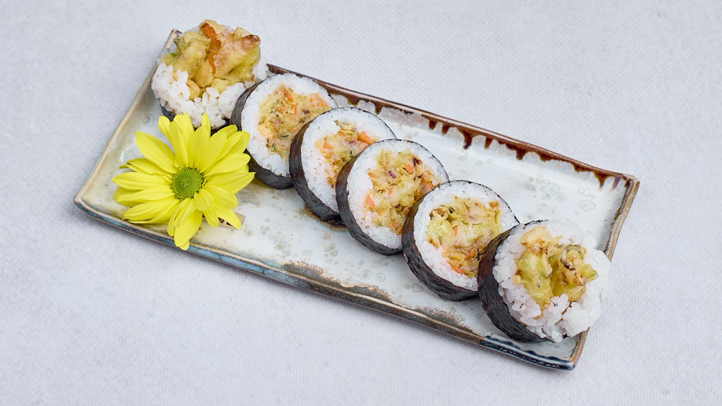 Futomaki z warzywami w tempurze