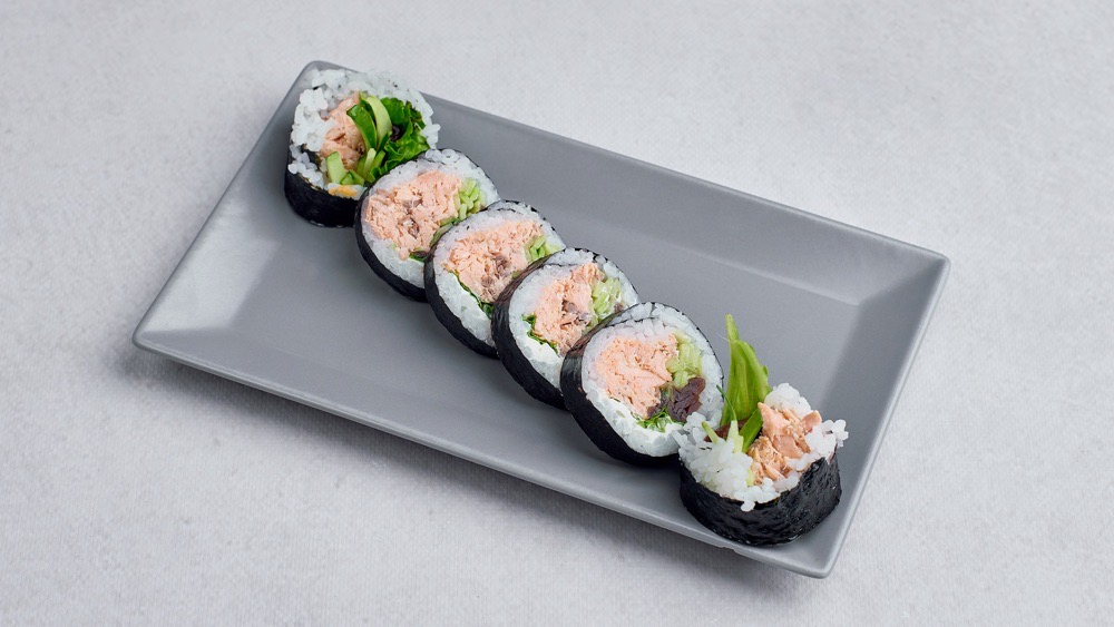 Futomaki z pieczonym łososiem (6 szt.)