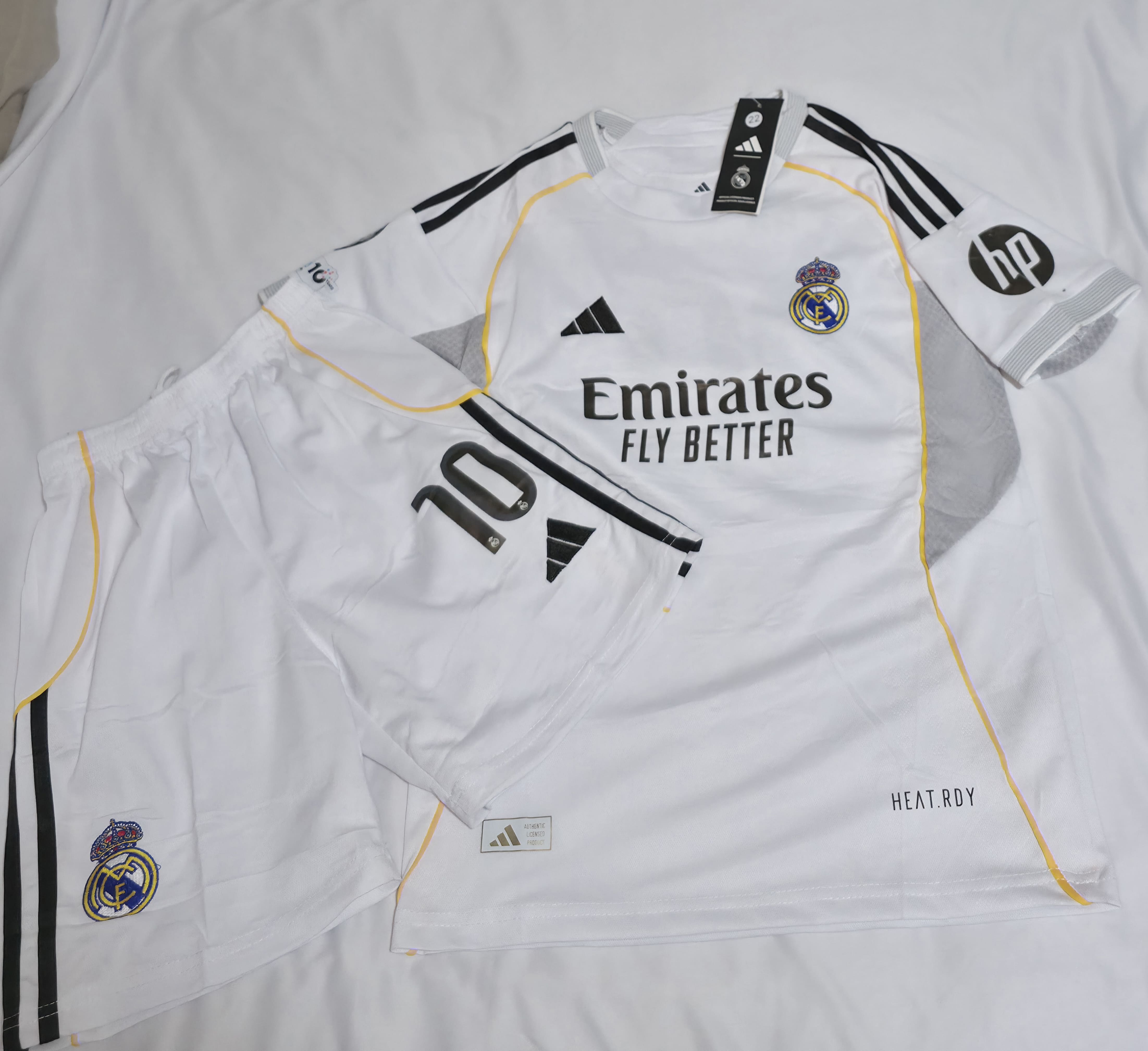 Uniforme del Real Madrid para niño con la 10 de Mbappé