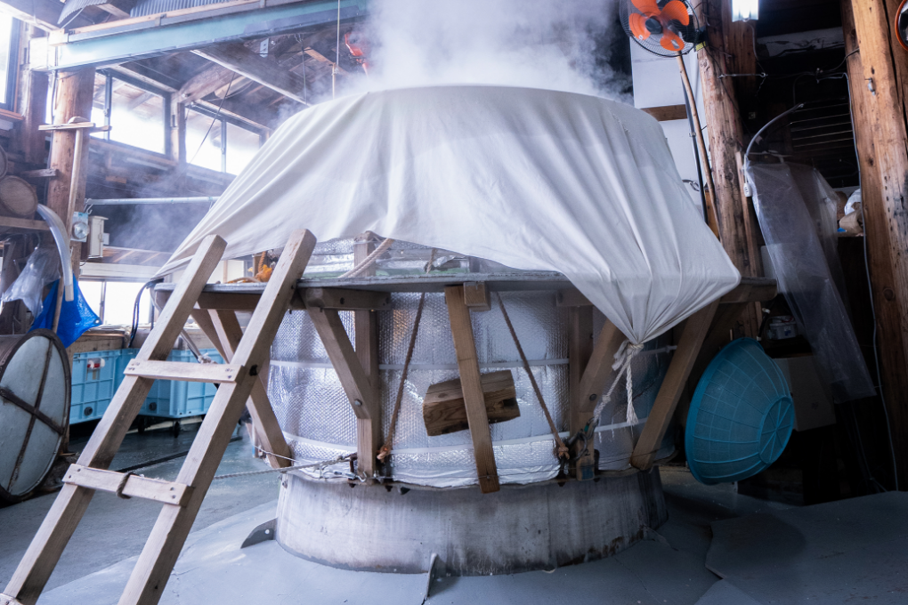Steam rising from the koshiki (rice-steaming vessel) during rice steaming