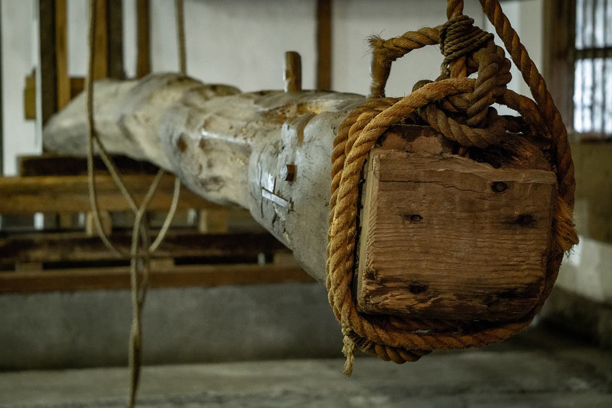 The massive wooden hanegi lever beam, roped in place, used in the brewery's traditional press method