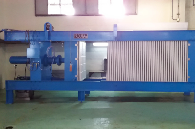 Automatic pressing machine used in the sake production process (joso).