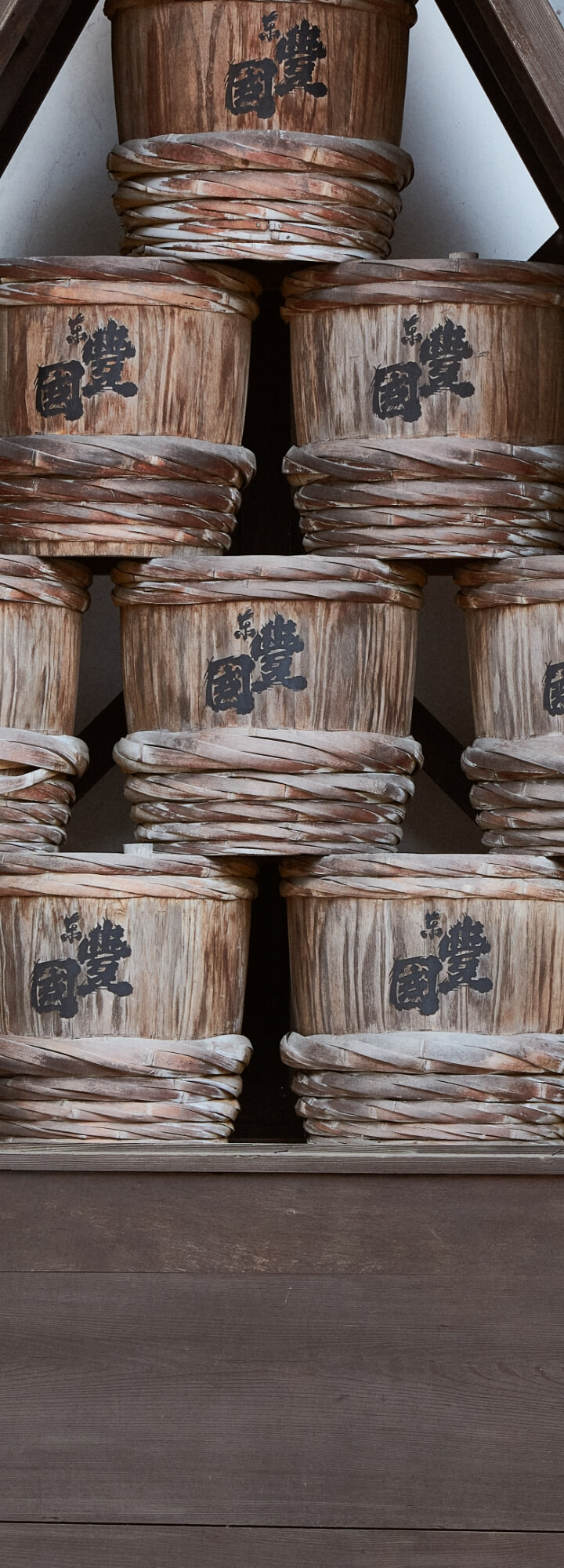 Stacked wooden rice-washing baskets stamped with the Toyokuni brand mark.