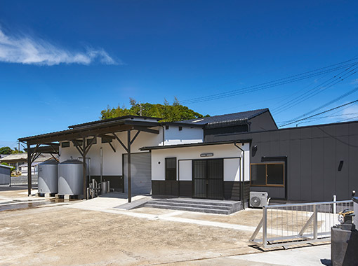 Exterior view of the new sake brewery completed in 2018.