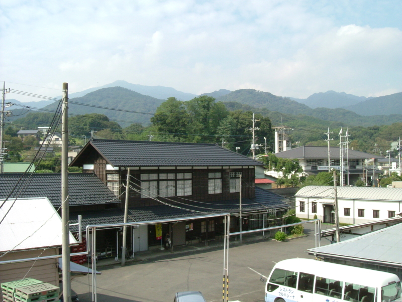 蔵元と東丹沢の山並みを望む俯瞰