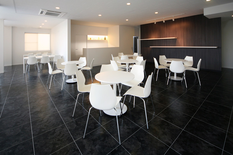 Tasting and cafe space inside Gallery Yamato.