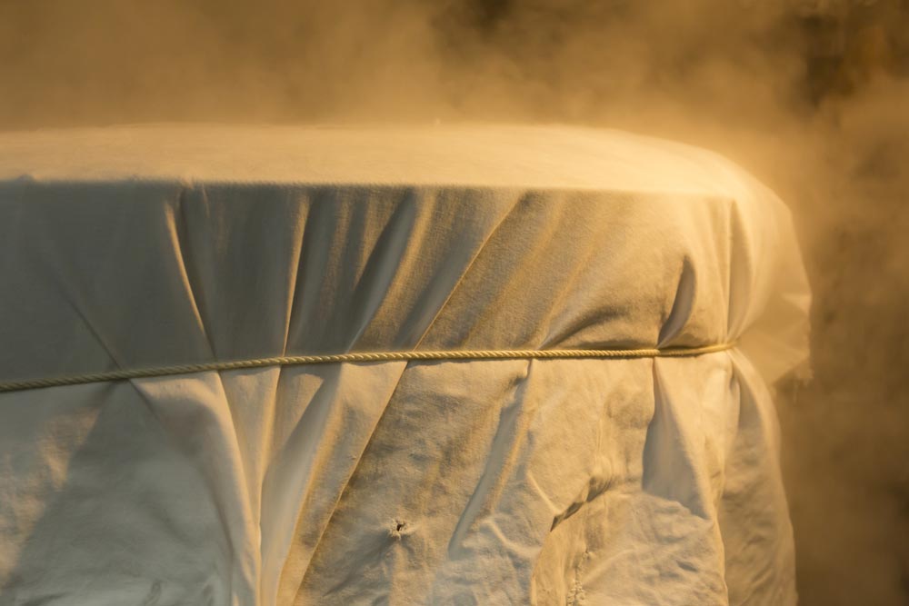 Steamed rice wrapped in cloth on a koshiki steaming vessel.