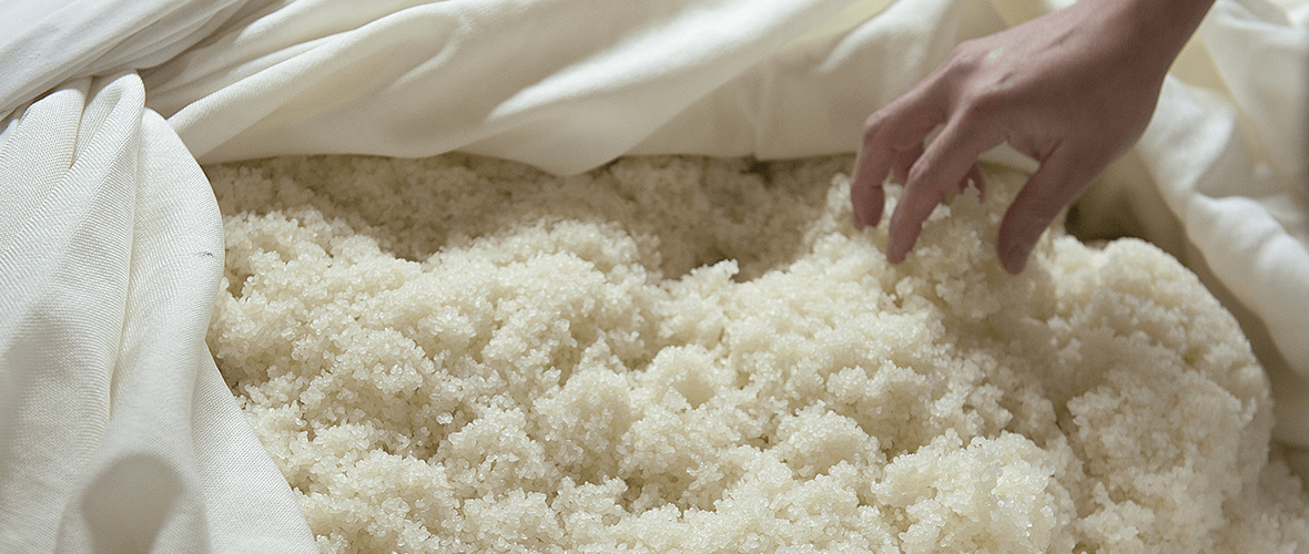 Handling moromi mash wrapped in pressing cloth