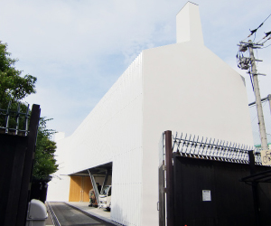 Exterior of Shirakabe-gura, the brewery's newer brewing building completed in 2015.