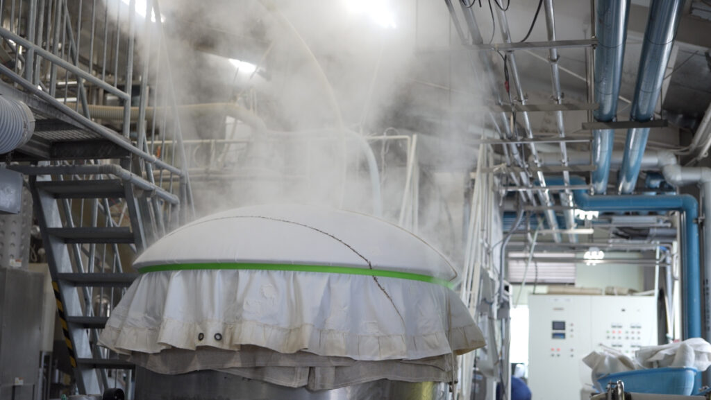 Steam rising from the rice-steaming kettle during ingredient preparation (genryo-shori).