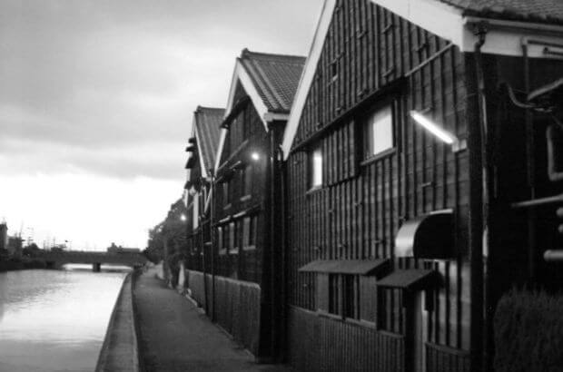 Historic photo of the brewery's kura warehouses lined along the canal in Handa.