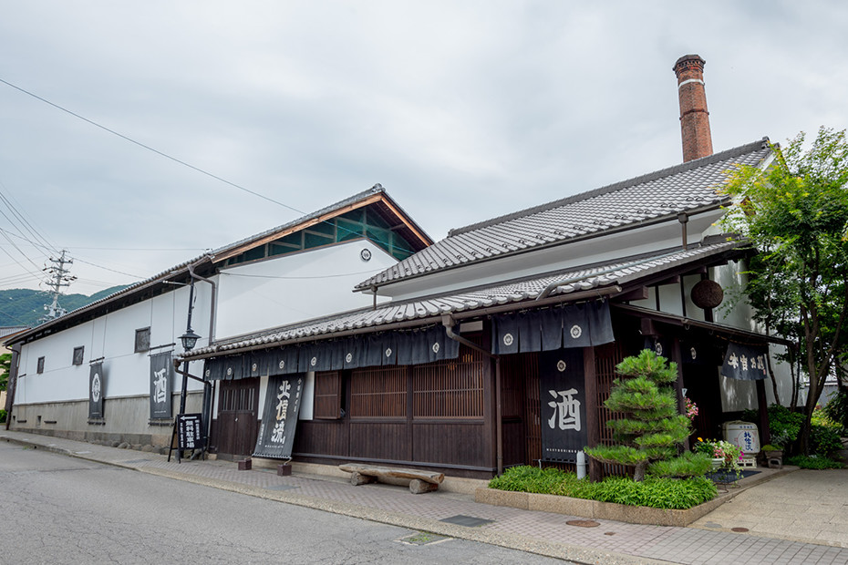 Brewery storefront viewed from the street, Obuse townscape