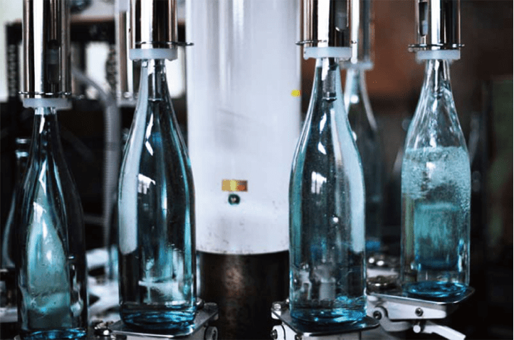 Bottling line filling glass bottles