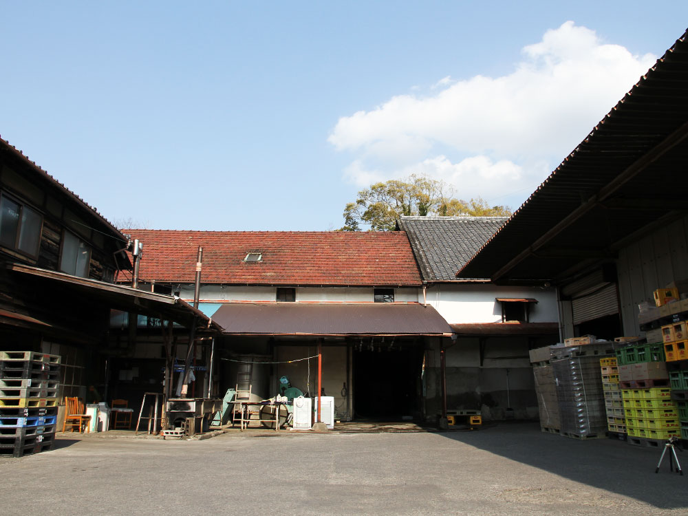 Exterior view of the Takeoka-kura brewery courtyard and traditional tiled-roof buildings.