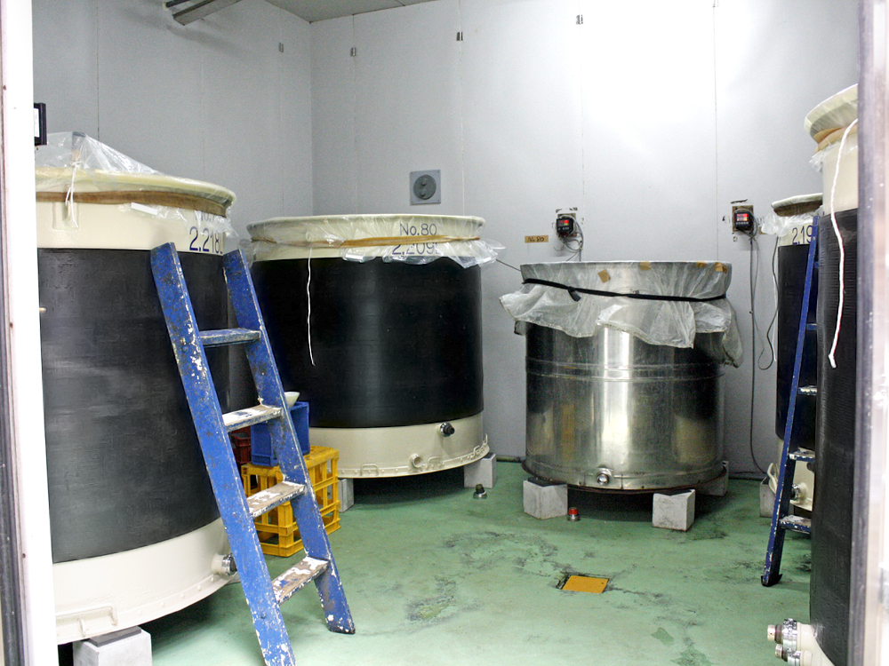 Refrigerated storage room dedicated to daiginjo sake tanks