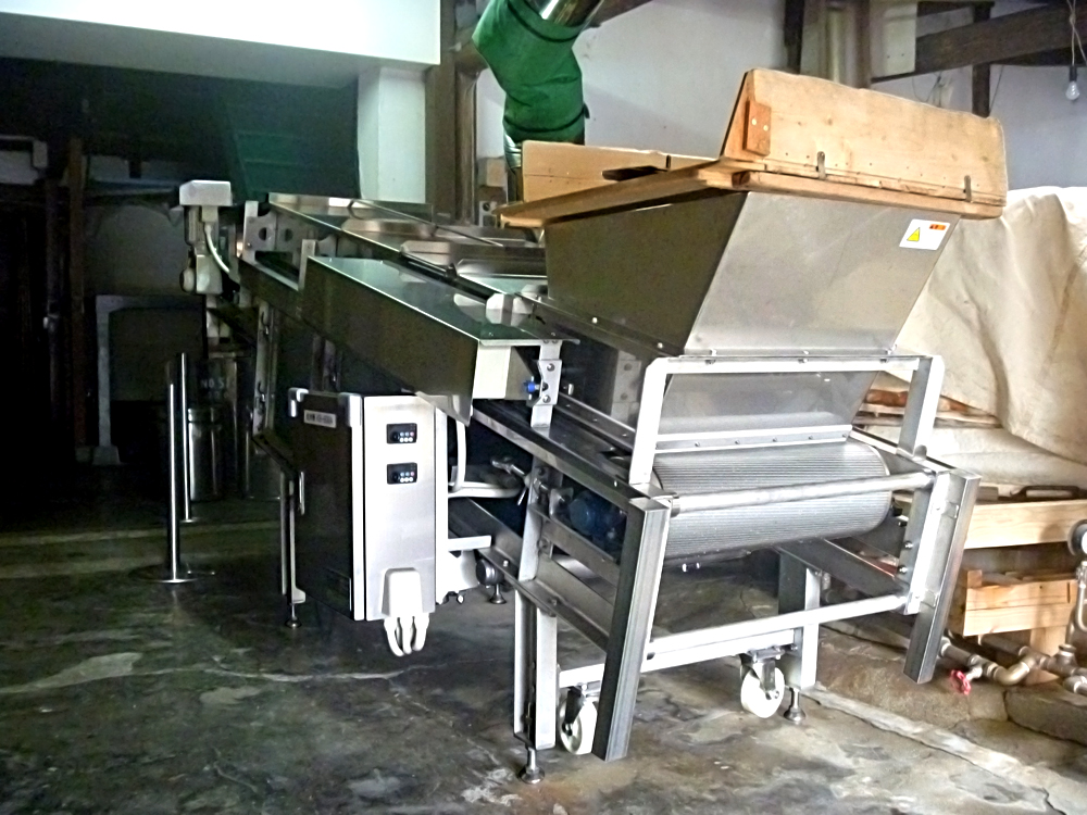 Steamed rice cooling machine used in the brewing process