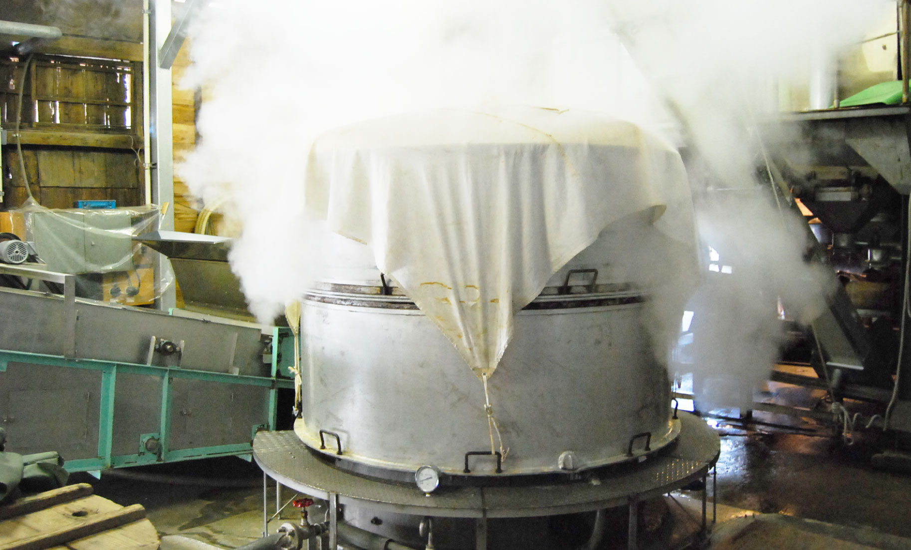 Steam rising from the rice-steaming kettle (koshiki)
