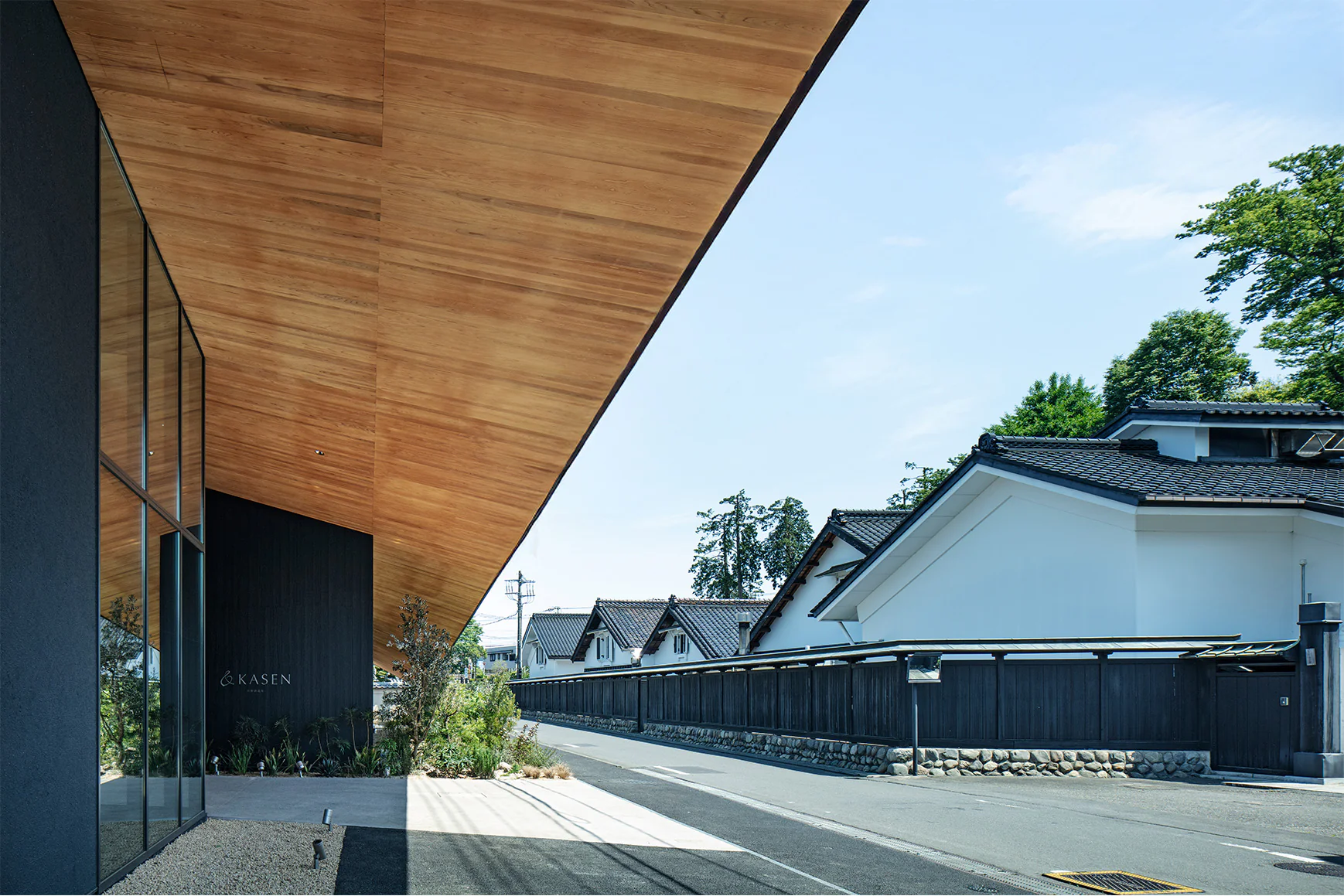 &KASENと奥に連なる伝統的な白壁の酒蔵建物