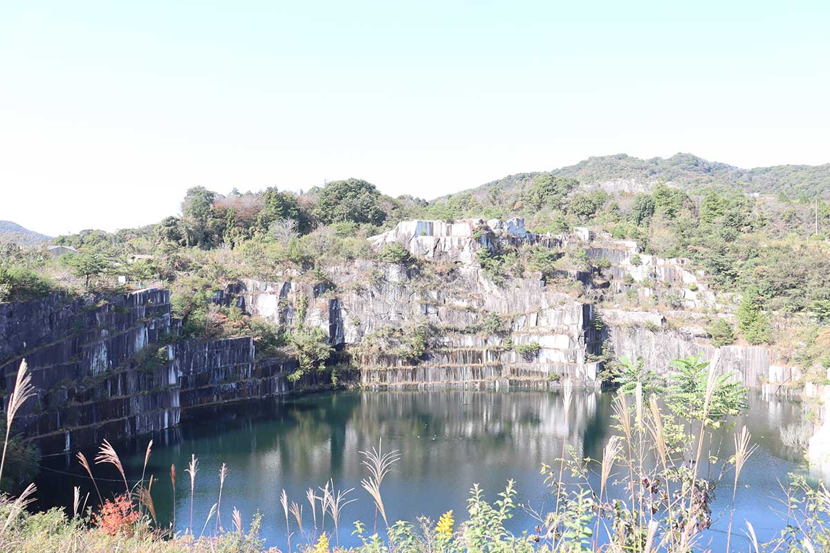 The granite (mikage-ishi) quarry that is the source of the brewery's 'Sekitousui' spring water.
