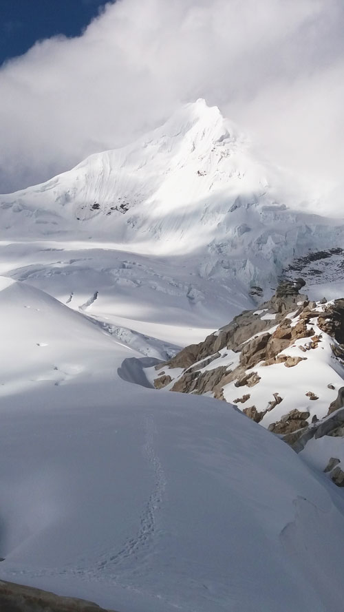 Lucio Huayhua Expeditions - Cara suroeste Nevado Tocllaraju