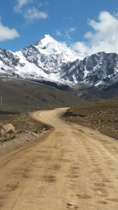 Lucio Huayhua Expeditions - Camino al nevado Huaynapotosi