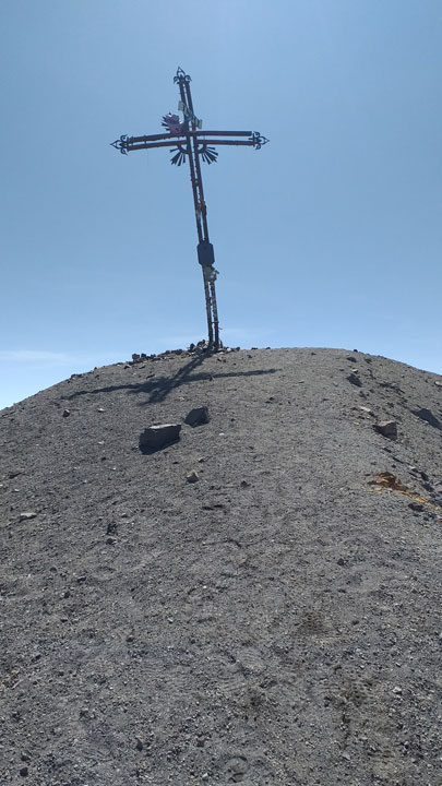 Lucio Huayhua Expeditions - Cruz en la cumbre del volcán Misti