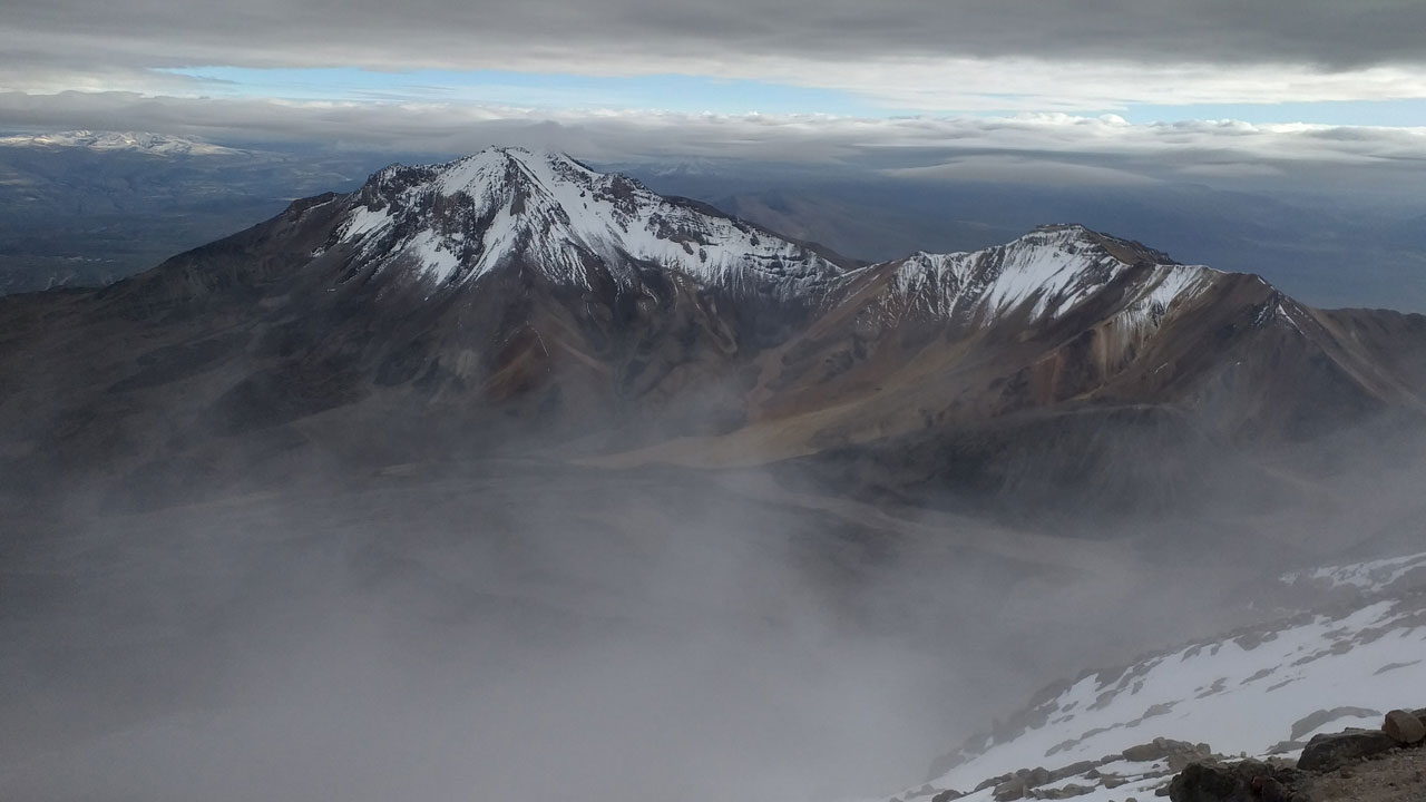 Lucio Huayhua Expeditions - Vista de la montaña Nokarane desde la cumbre del volcán Chachani