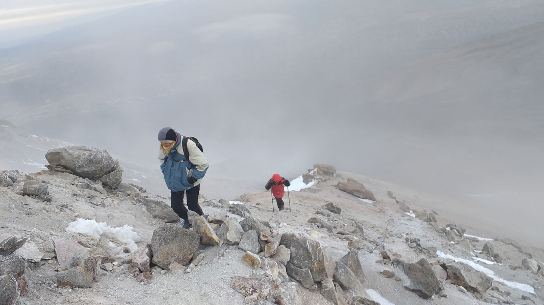 Lucio Huayhua Expeditions - Camino hacia la cumbre del volcán Chachani