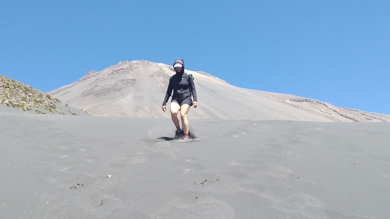 Lucio Huayhua Expeditions - Bajando por la ceniza del volcán Misti