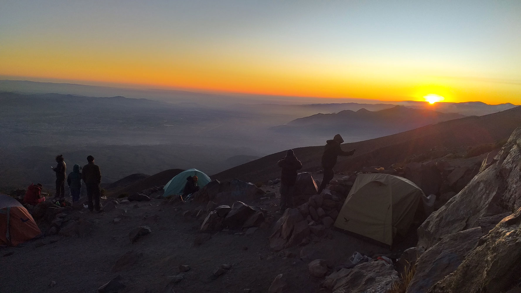 Lucio Huayhua Expeditions - Atardecer en el campo base