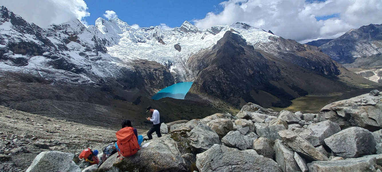 Lucio Huayhua Expeditions - Laguna Arhueycocha desde campo Morrena