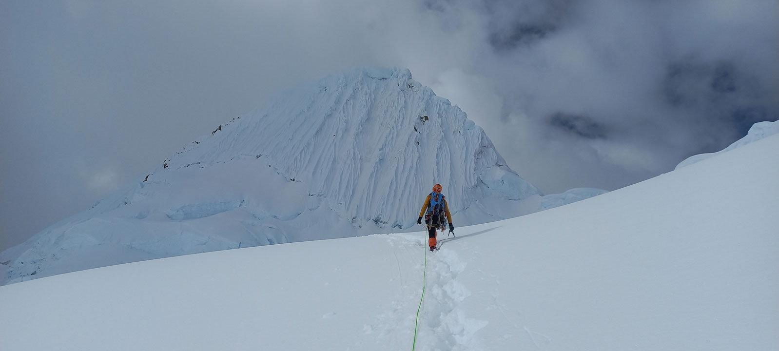 Lucio Huayhua Expeditions - Acercamiento a la pared del Nevado Alpamayo