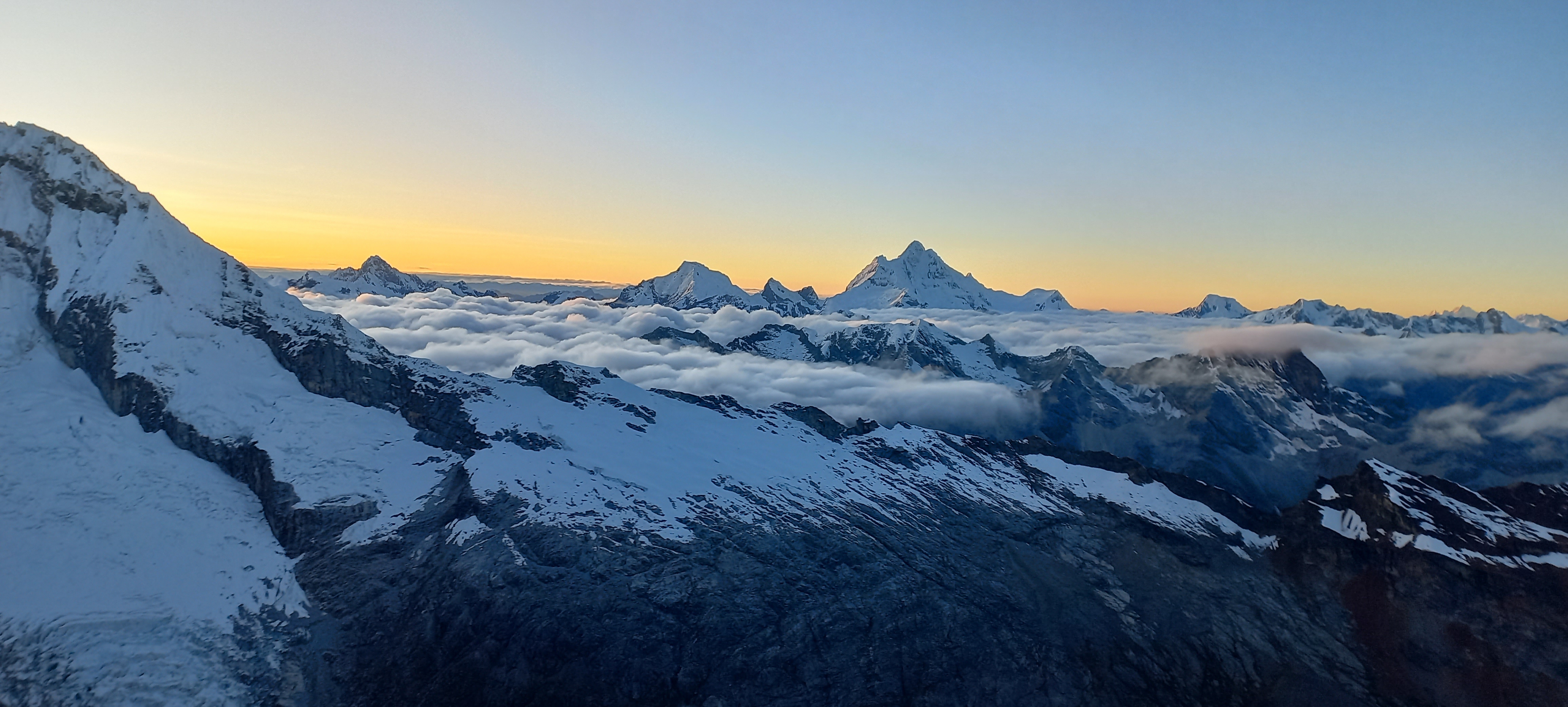 Lucio Huayhua Expeditions - Vista panorámica de la cumbre del Nevado Vallunaraju