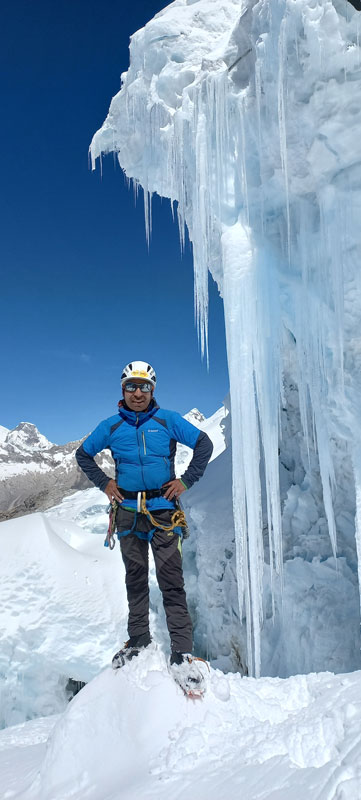 Lucio Huayhua Expeditions - Estalactitas de hielo en el Nevado Alpamayo