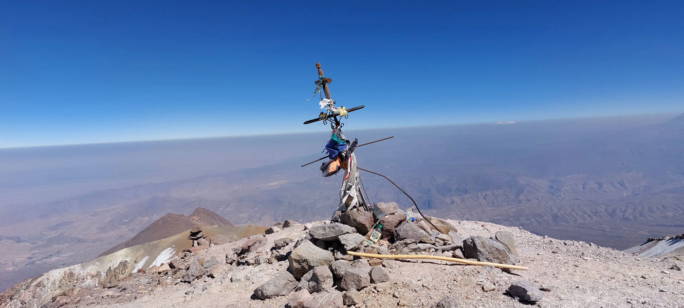 Lucio Huayhua Expeditions - Cruz en la cumbre del volcán Chachani